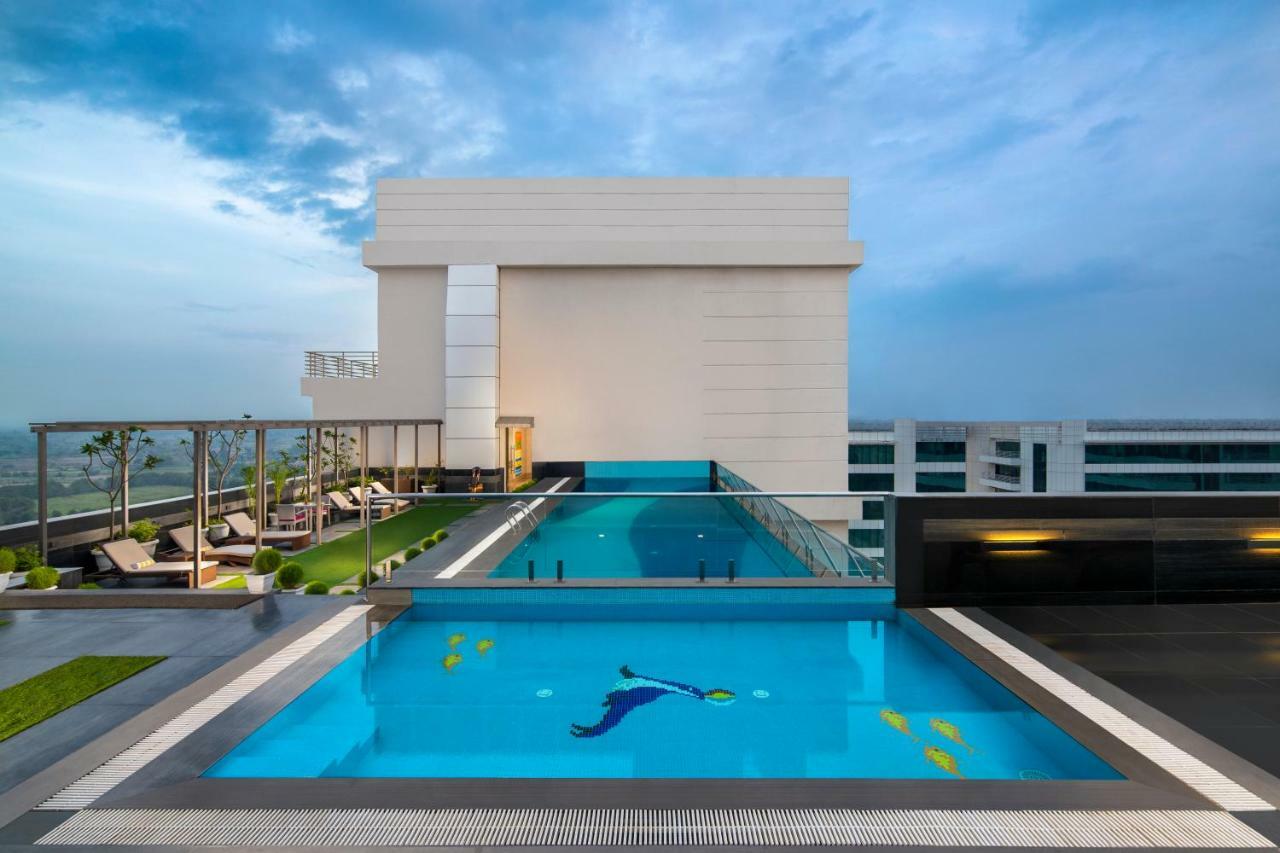Sandal Suites By Lemon Tree Hotels Noida Exterior foto